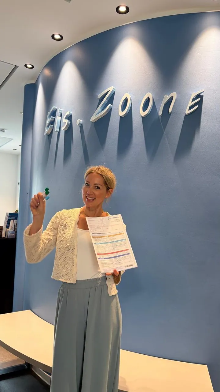 Heilpraktikerin Evelyn Marras mit Blutentnahmeröhrchen und Laborformular bei Eis.Zoone
